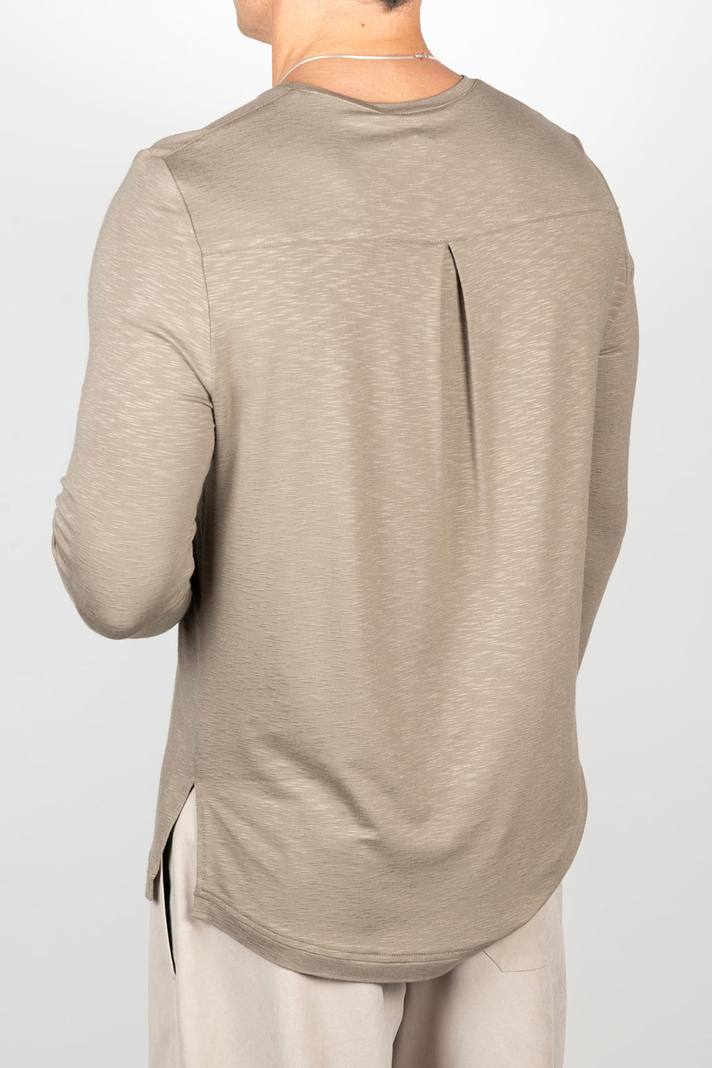 Sand-colored long-sleeved t-shirt with pocket