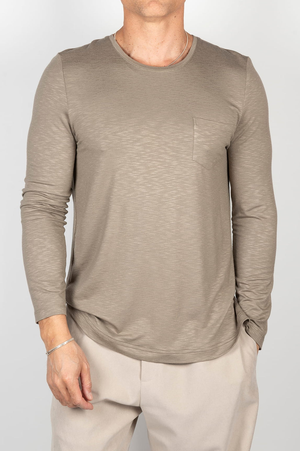 Sand-colored long-sleeved t-shirt with pocket