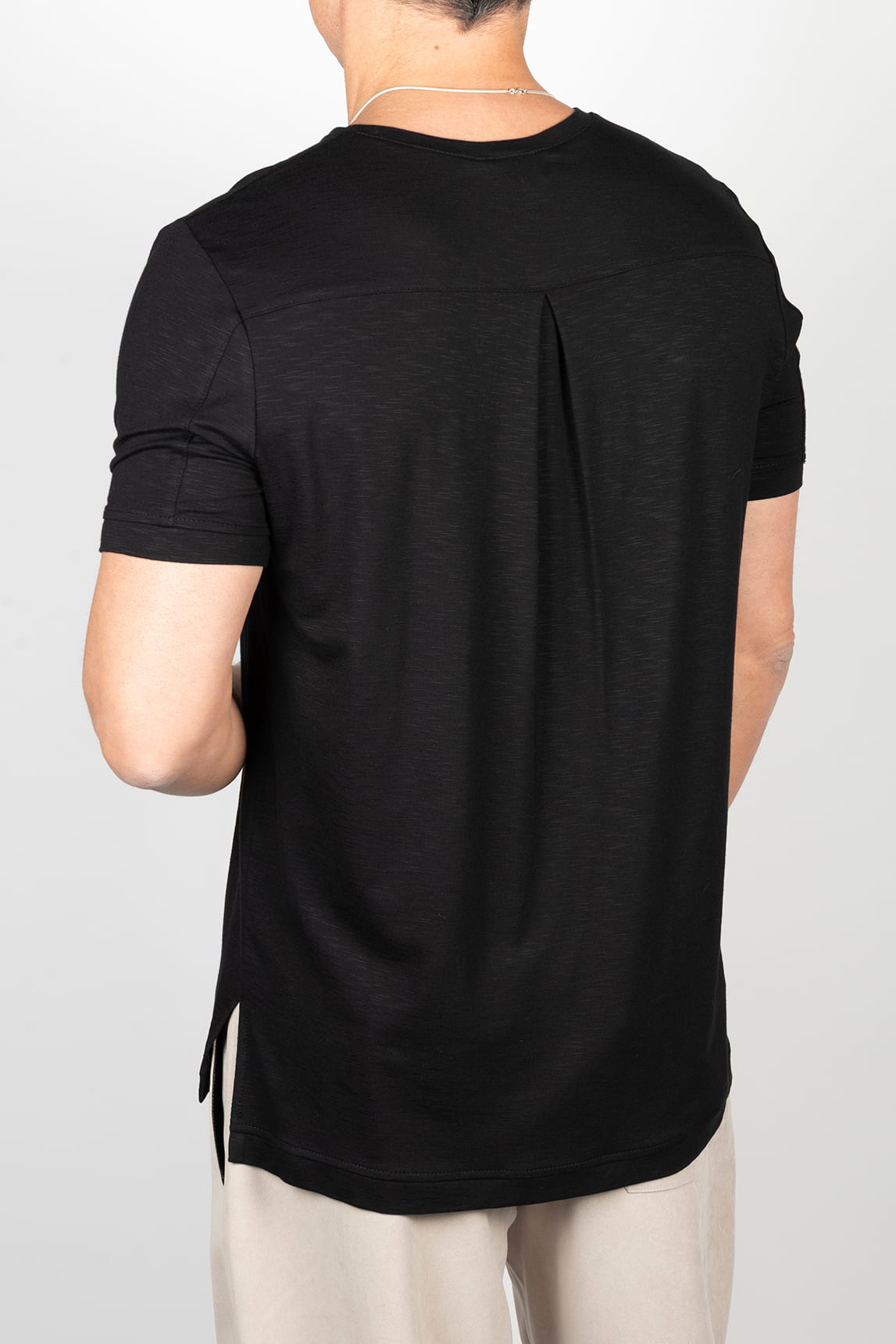 Black short-sleeved t-shirt with pocket