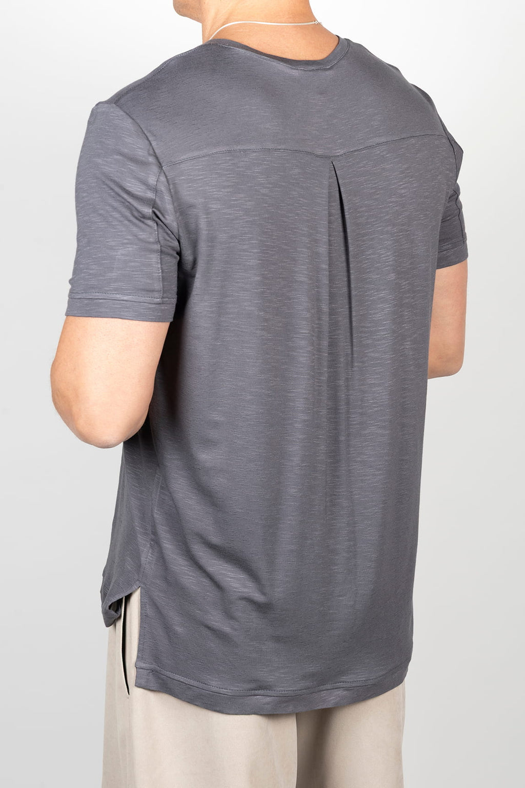 Short-sleeved grey t-shirt with pocket