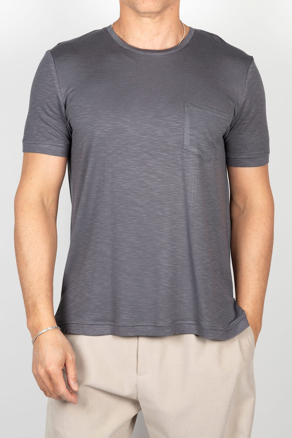 Short-sleeved grey t-shirt with pocket